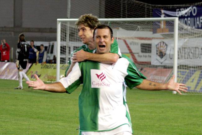 Javi Morno celebrando uno de sus 24 goles con un joven Javi Flores colgados a sus espaldeas en la temporada 2006-07 del ascenso en Huesca.