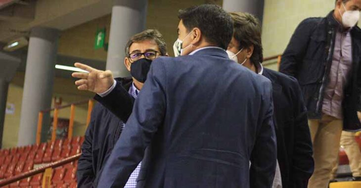 Javier González Calvo y Jesús Coca departiendo con José García Román en el descanso del partido ante el Ribera Navarra en el palco del Vista Alegre.