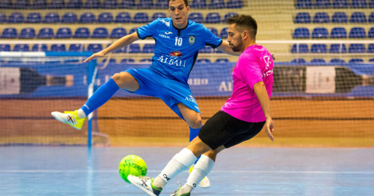 Una imagen del Viña Albali Valdepeñas-Córdoba Patrimonio de pretemporada, con Jesulito intentando un pase