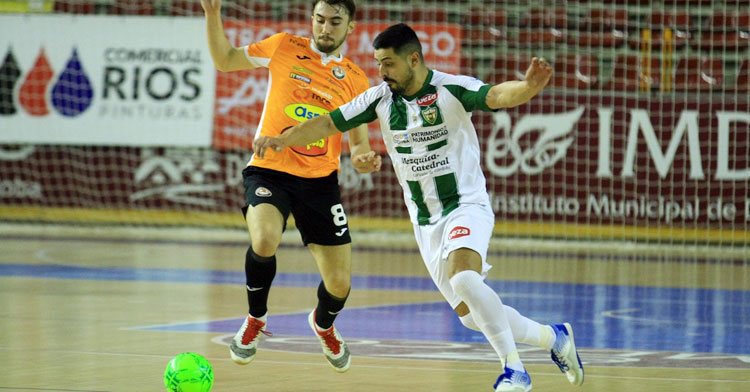 Jesús Rodríguez intentando marcharse de un jugador del Ribera Navarra