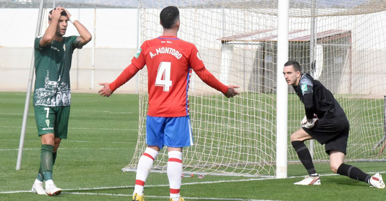 El portero Joao Costa, uno de los futbolistas por los que se reclamó, en el momento de la ocasión fallada por Willy en el encuentro contra el Recreativo Granada. Foto: CCF