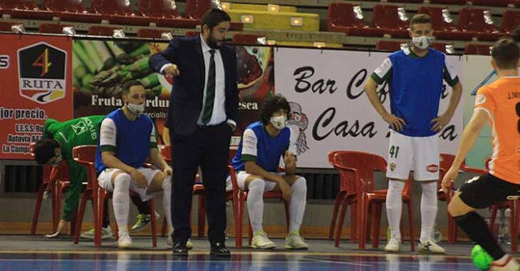 Josan González dando órdenes desde su área técnica