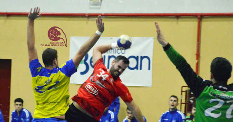 Jota Abad intentando anotar en seis metros. Foto: CBM