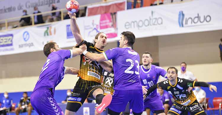 Juan Castro encarando la defensa del Quabit Guadalajara con Cuenca al fondo.