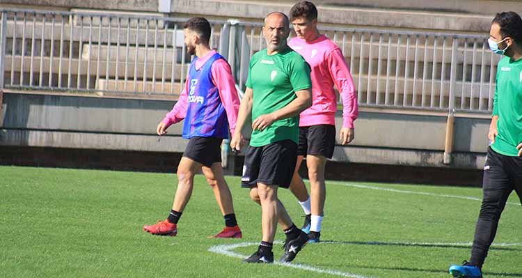 Juan Sabas, con Alberto Del Moral y Saiido al fondo, en una de las sesiones de entrenamiento de esta semana.