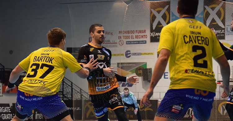 Manu Díaz encarnando la defensa del Bidasoa de Irún con Adi al fondo.