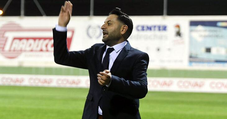 Manuel Fernández mandando a sus jugadoras al ataque en un partido de esta temporada. Foto: CD Pozoalbense