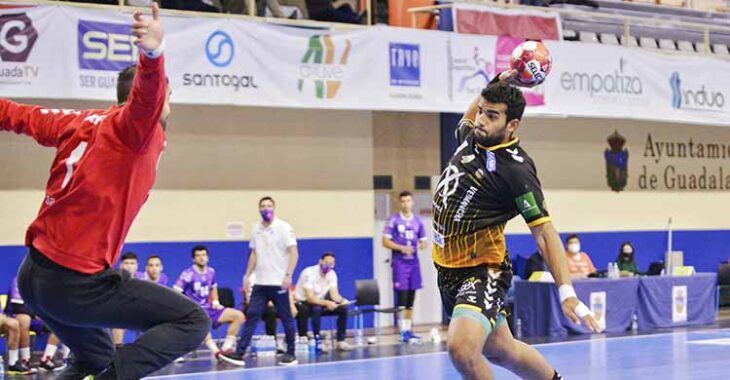 Marcio Da Silva armando el brazo ante el meta del Guadalajara.
