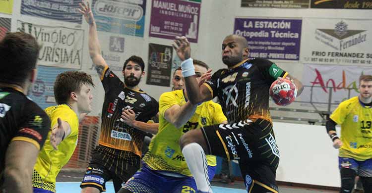 Anderson Mollino armando el brazo ante la defensa del Bidasoa de Irún con el bloqueo de Javi García.