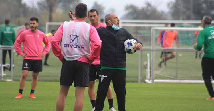 Juan Sabas dando instrucciones a sus hombres en el centro del campo.