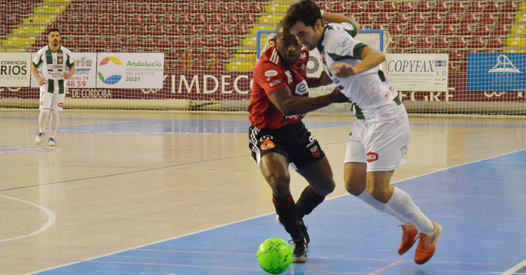 Pablo del Moral peleando con el jugador del Zaragoza Ernani. Autor: Javier Olivar