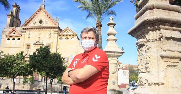 Paco Bustos en la Plaza Padres de Gracia durante la entrevista mantenida con Cordobadeporte.