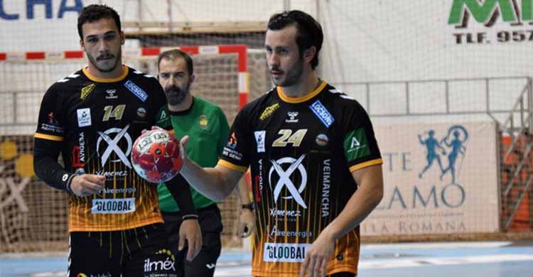 El cordobés José Padilla con el balón en su última aparición ante el BM Nava.