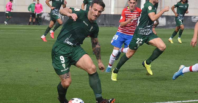Piovaccari busca el balón minutos antes de lesionarse.