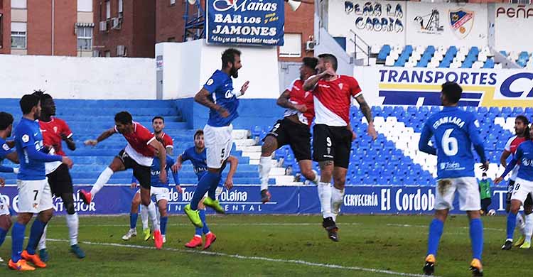 Piovaccari, que tuvo dos claras ocasiones, lucha un balón aéreo contra la defensa del Linares.