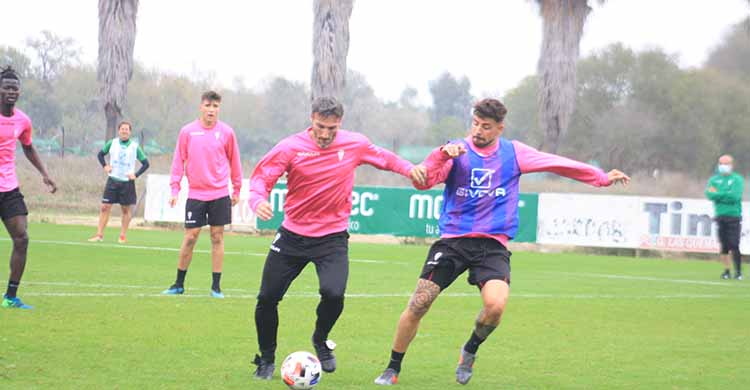 Piovaccari esta mañana perfilándose para tirar a puerta ante Xavi Molina en el partidillo final del entrenamiento.