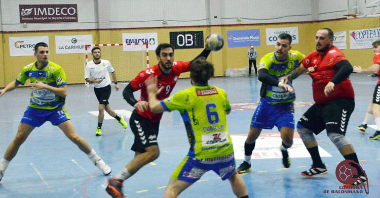 Esteban López entrando en la defensa del Zamora. Foto: CBM