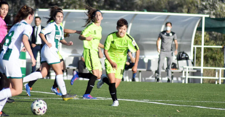 Ayaka acude a tapar la salida de balón del Córdoba en el derbi de la primera jornada. Foto: CD Pozoalbense