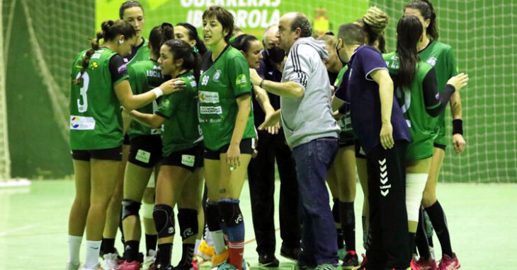 Rafa Moreno junto a sus jugadoras en un tiempo muerto. Foto: Fran Pérez / Balonmano Adesal