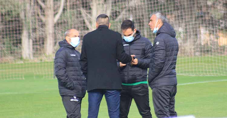 Juanito comunicando a Sabas y su cuerpo técnico la decisión.