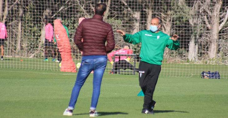 Juan Sabas departiendo con Julio Cruz con la plantilla entrenando al fondo.Juan Sabas departiendo con Julio Cruz con la plantilla entrenando al fondo.