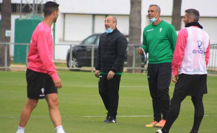 Sabas bromeando con sus jugadores junto a su segundo Manu Robles, con Piovaccari y Willy de espaldas.