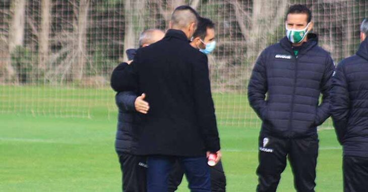 El saludo cariñoso de Juanito a Sabas en su encuentro esta mañana en la Ciudad Deportiva.
