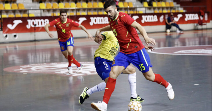 Alberto Saura en su debut con España ante Brasil. Foto: @Sefutbol