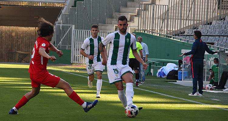 Oyarzun defendiendo la camiseta del Córdoba ante el Sevilla Atlético en la que fue primera derrota de los blanquiverdes.