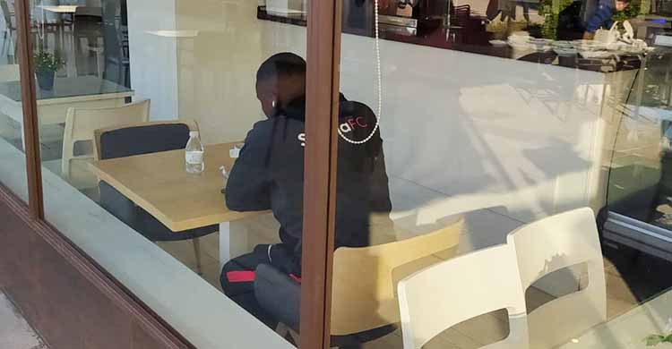 Djak Traoré con la sudadera del Sevilla el pasado domingo en una cafetería.