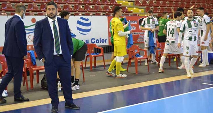 Josan González respiró al final del partido con sus hombres.