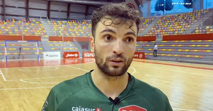 Zequi atendiendo a los medios en la pista cartagenera