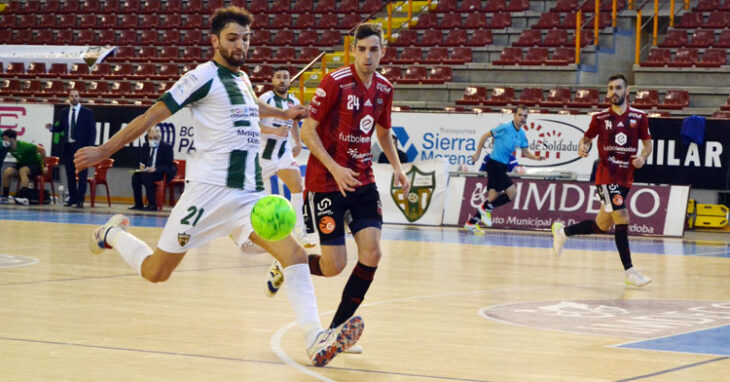 Zequi intentando cañonear en el encuentro frente al Fútbol Emotion Zaragoza. Autor: Javier Olivar