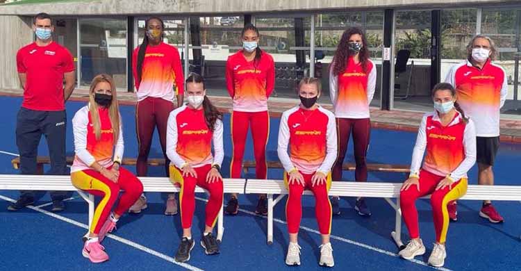 Carmen Avilés, la segunda por la izquierda abajo, junto al resto de sus compañeras del relevo 4 x 400 en la concentración de La Palma.