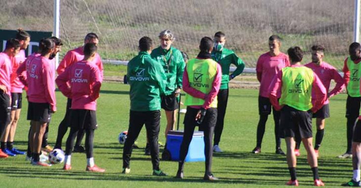 Pablo Alfaro pidiendo a sus hombres un último esfuerzo ante el Albacete para seguir adelante en la Copa del Rey.