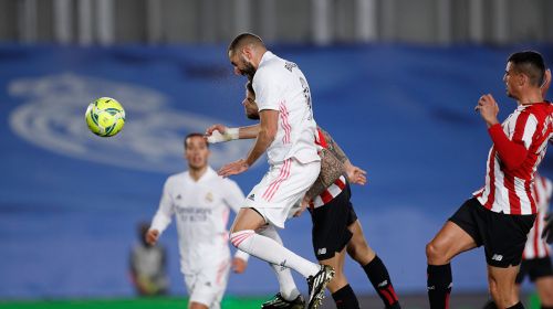 Benzema cabeceando a las mallas el pasado martes en el partido liguero ante el Athletic de Bilbao.