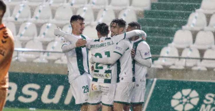 Samu Delgado abrazado por sus compañeros bajo la lluvia tras marcar el primer gol ante el Albacete.