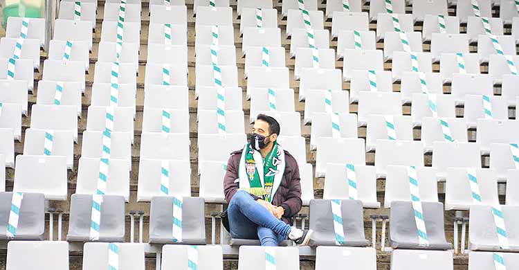 Un cordobesista en la soledad de la grada la tribuna de El Arcángel en el partido liguero ante El Ejido.
