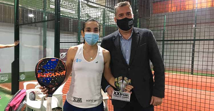 Alba Izquierdo, con su trofeo de subcampeona de los Internacionales Ciudad de Córdoba 2020, junto a Manuel Torrejimeno.