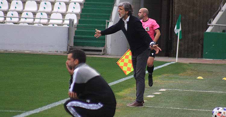 Pablo Alfaro dando instrucciones en la banda con Tito García Sanjuan en primer término.