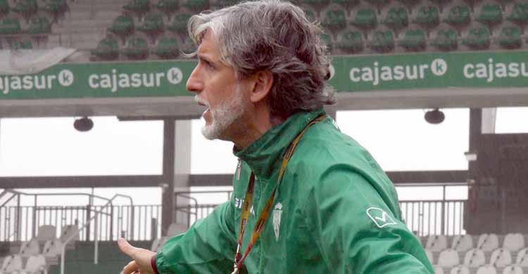 Pablo Alfaro dirigiendo esta mañana a sus pupilos en el amistoso ante el filial.