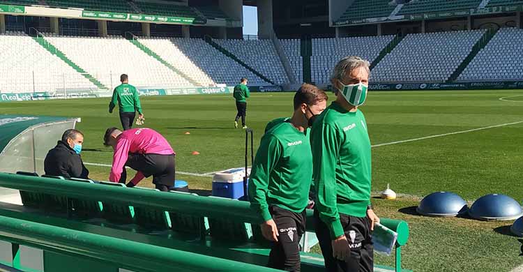 Pablo Alfaro saltando a El Arcángel acompañado por Víctor Salas, por primera vez con la ropa de entrenamientos del Córdoba CF.