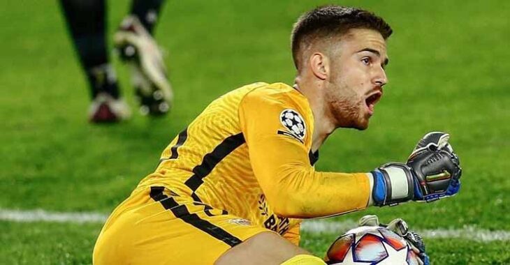 Alfonso Pastor parando un balón en su debut de Champions ante el Chelsea.
