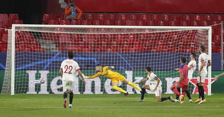 El bujalanceño Alfonso Pastor defendiendo la portería del Sevilla ante el Chelsea en su debut en el Champions.