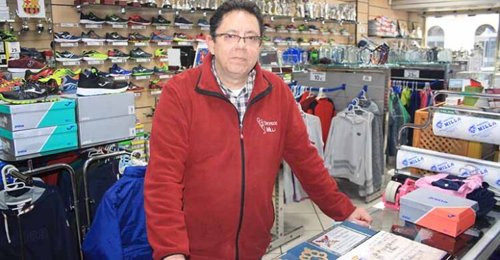 Antonio Milla regenta la tienda de deportes que fundó su padre hace 37 años en la avenida Jesús Rescatado.