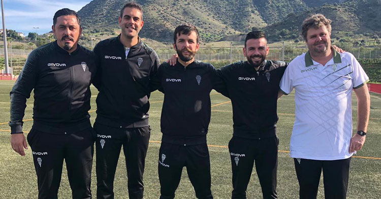 Montenegro, a la izquierda, posando con su cuerpo técnico tras la victoria lograda en Málaga en el mejor partido de la temporada