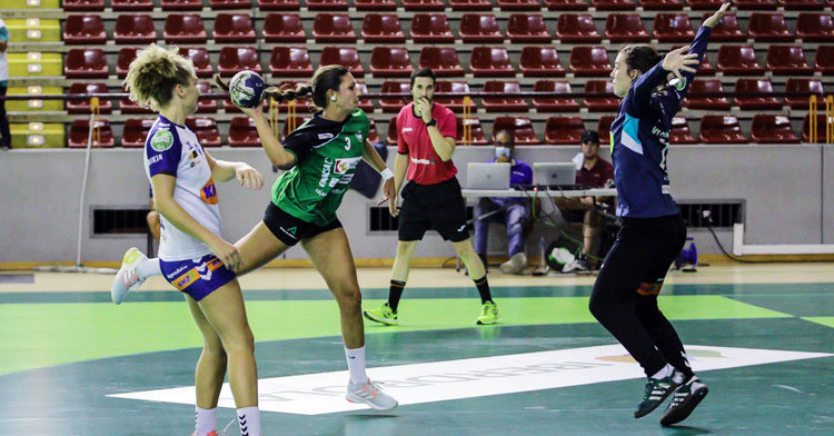 Asun Batista rematando a portería. Foto: Fran Pérez / Balonmano Adesal