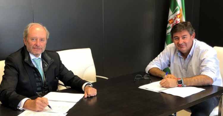 Javier González Calvo y Miguel Lomas firmando el acuerdo en El Arcángel.