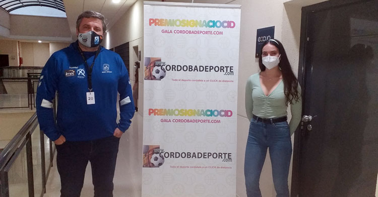 Paco Bustos y Carmen Avilés posan a la entrada del set desde donde se realizó la Gala Digital por el 20º Aniversario de Cordobadeporte
