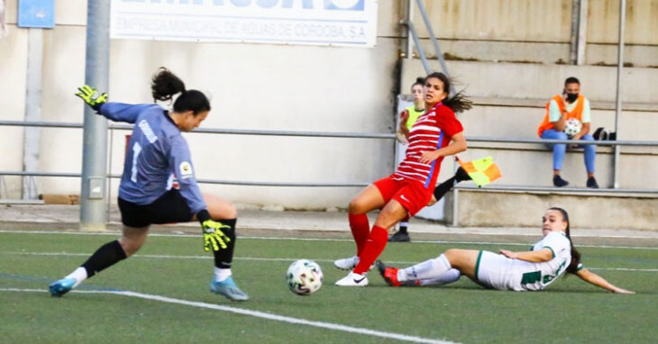 Yanire intentando dificultar el tiro de una granadinista en el partido anterior. Foto: Granada Femenino